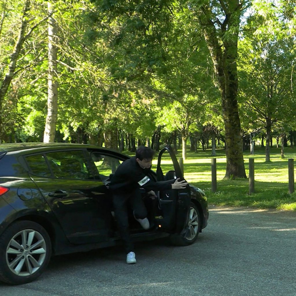 Photo du court métrage sur la métamorphose, on voit un policier sortir d'une voiture en courant, le fond est un parc avec beaucoup d'arbres